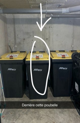 Derrière cette poubelle